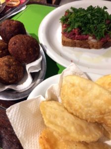  Carne de onça de Curitiba, bola de masa de feijoada y pastel en Quintal do Guima